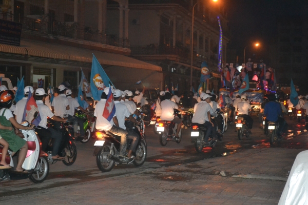 Supporters of the ruling party during the election campaign 